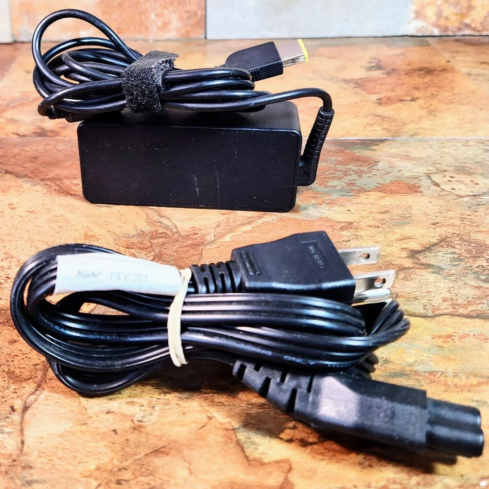 Genuine LENOVO Think-Pad AC/DC Power Adapter • Input : 100-240-V 1.2-A ●